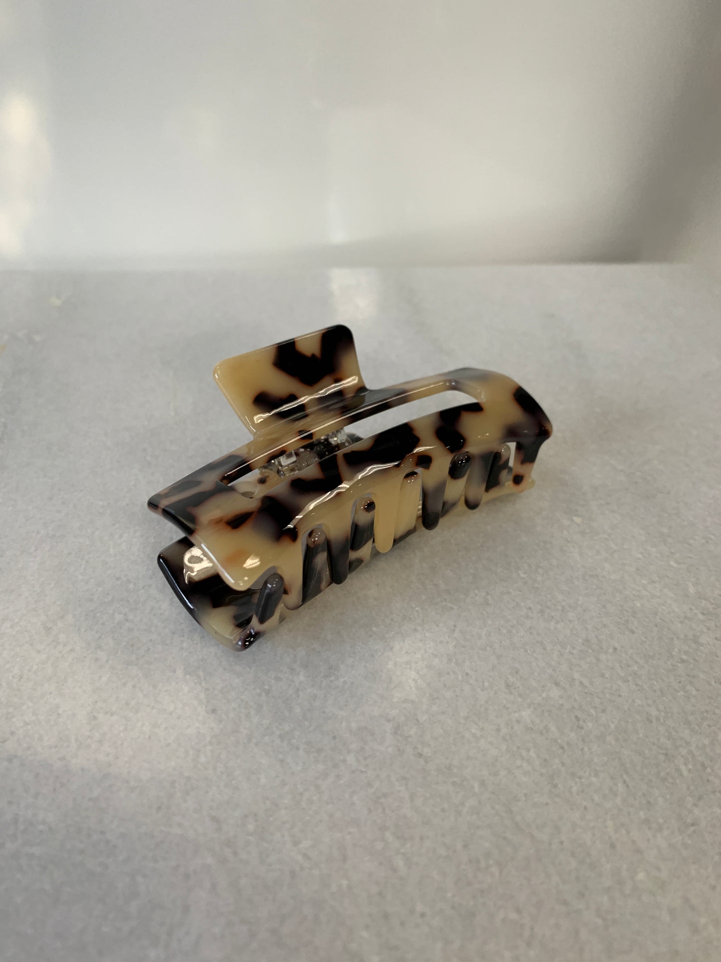 Light Tortoise Claw Clip small